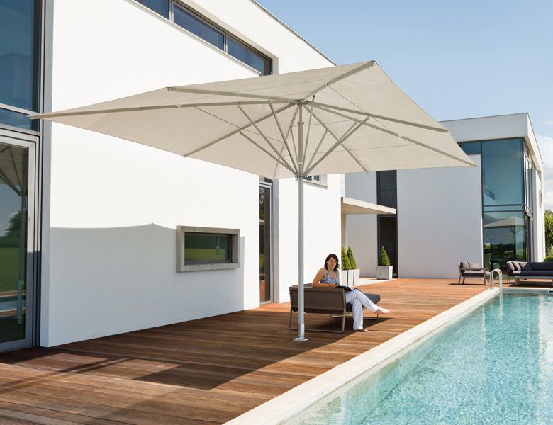 Großschirm über einer Terrasse