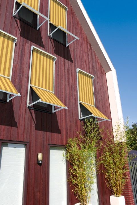Fenstermarkise an einer Fassade