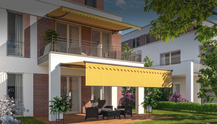 Gelbe Markise über der Terrasse eines Wohnhauses