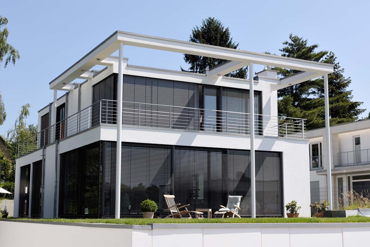 Raffstore an einer Fensterfront