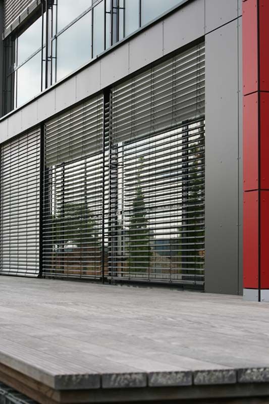 Raffstore in dunkler Farbe