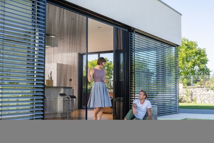 Raffstore und Insektenschutz an der Terrasse
