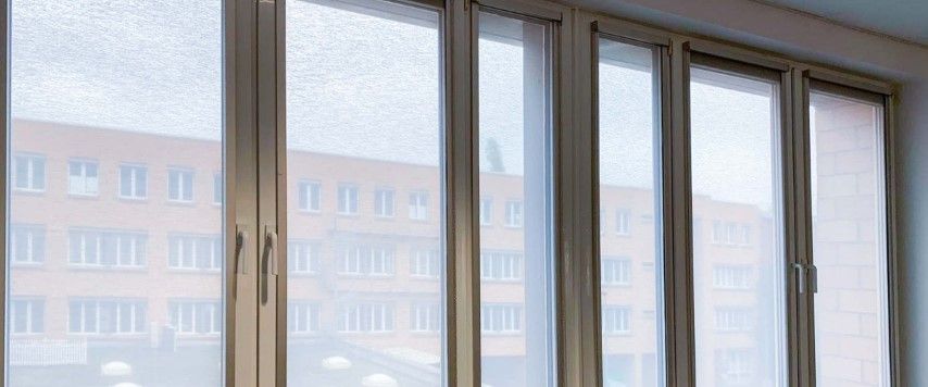 Minikassettenrollo am Fenster