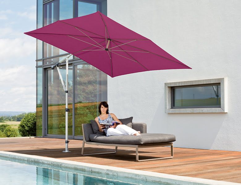 Sonnenschirm am Pool mit Liegestuhl