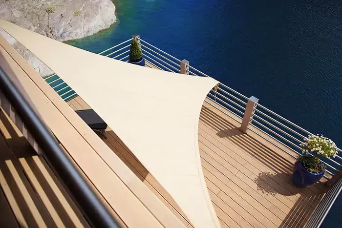 Sonnensegel über einer Terrasse