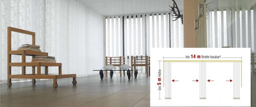 Breite Vertikaljalousie vor einer Fensterfront