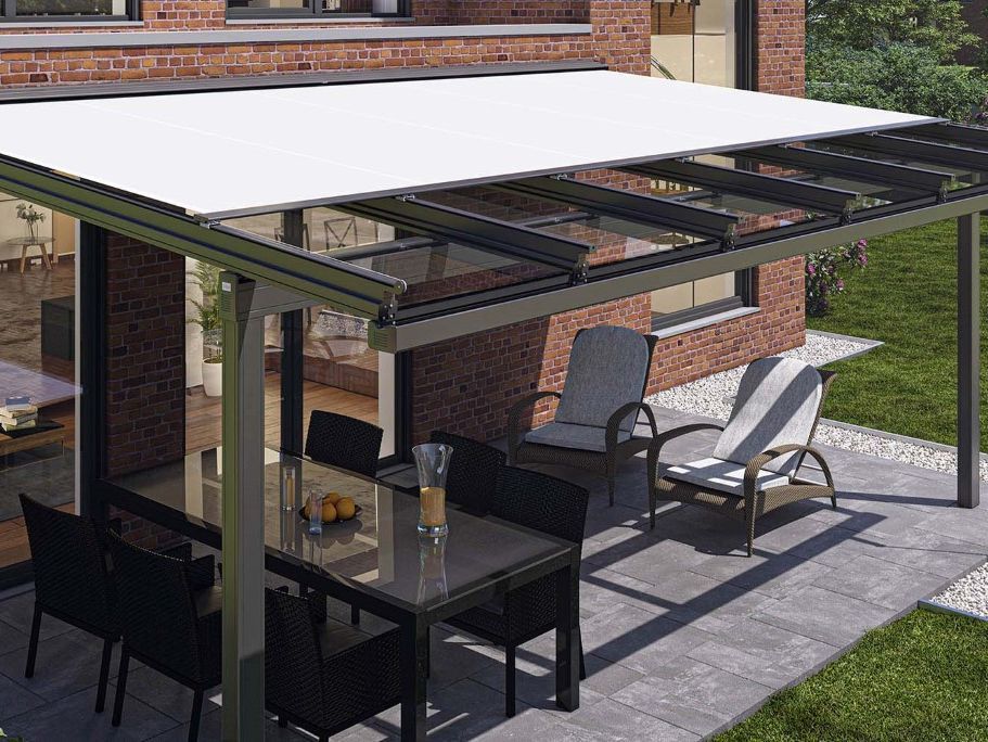 Moderne Markise über einer Terrasse